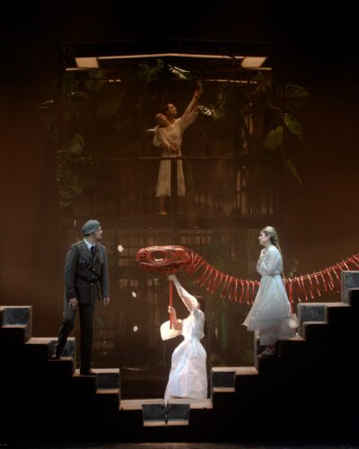 Scenă din opera Lakmé de Delibes la Opera Națională București, în regia lui Andrei Șerban decorul în ruină semnat de Oana Micu
