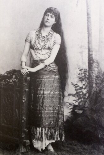 Marie van Zandt, prima interpretă a rolului Lakmé, în costum de scenă cu șiraguri de mărgele, Paris, 1883