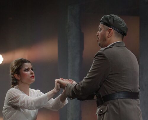 Scenă din spectacolul Lakmé de Léo Delibes la Opera Națională București, în regia lui Andrei Șerban