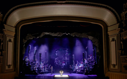 Scenă din spectacolul Lakmé de Léo Delibes la Opera Națională București, în regia lui Andrei Șerban. 