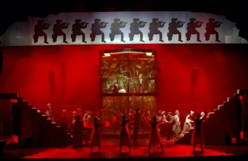 Scenă din spectacolul Lakmé de Léo Delibes la Opera Națională București, în regia lui Andrei Șerban. 