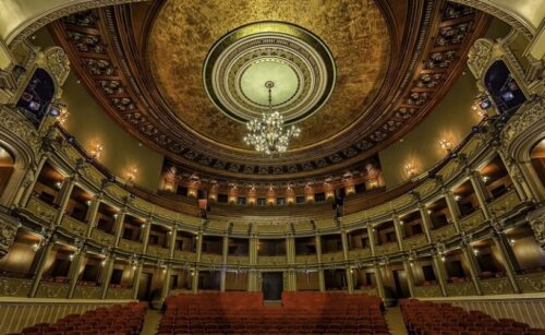 Sala de spectacole a Operei Naționale București, în formă de potcoavă, cu loje pe trei niveluri și candelabrul de cristal