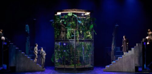 Scenă din spectacolul Lakmé de Léo Delibes la Opera Națională București, în regia lui Andrei Șerban. 